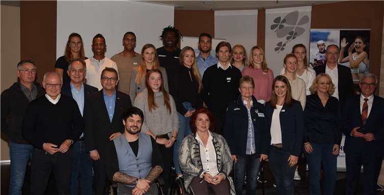 Die ausgezeichneten Sportler mit Sportminister Roger Lewentz (rechts), dem kommissarischen LSB-Präsidenten Jochen Borchert (Zweiter von rechts), LSB-Vizepräsidentin Karin Beckhaus (Dritte von rechts) sowie Lotto-Geschäftsführer Jürgen Häfner (Sechster von links) und einigen Kuratoren.Foto: LSB