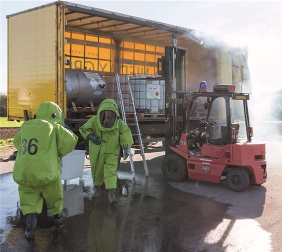 Die auslaufenden „Gefahrstoffe“ wurden mit Behältern aufgefangen, ein Trupp in Chemikalienschutzanzügen bereitete weitere Maßnahmen vor.privat