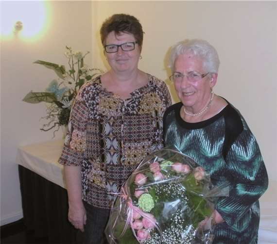 Die ausscheidende 2. Schriftführerin Franziska Schlich erhielt zum Dank einen Blumenstrauß von Rita Ammel.