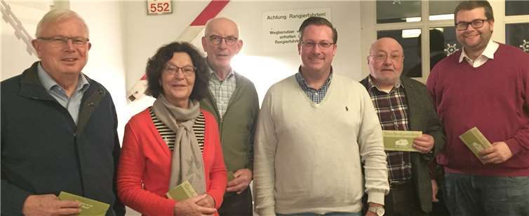 Die ausscheidenden Mitglieder wurden in feierlicher Runde geehrt. Von links: Anton Reiter, Gerti Endres, Clemens Neises, Gino Gilles, Dr. Bernhard Koll und Daniel Schnack. Fotos: privat