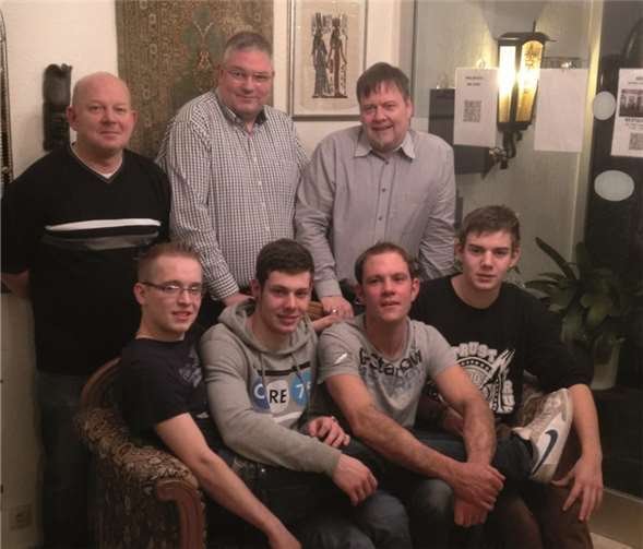 Die ausscheidenden Vorstände (h.v.l.n.r. stehend): Holger Etz, Michael Grunwald, Jörg Schäfer, vorne v.l.n.r. die neue Generation: Marc-Louis Müller, Dominik Hoppe, Sven Schäfer, Fabian Hoffmann.privat