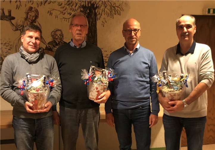 Die ausscheidenden Vorstandsmitglieder erhielten als Dank für ihr Engagement Präsentkörbe.