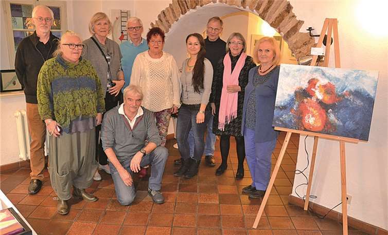 Die ausstellenden Künstler mit einem Bild von Donata Reinhard.WEIGERT