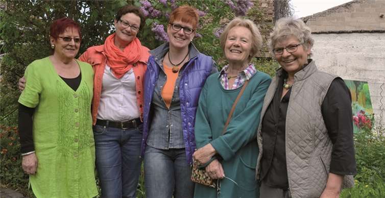 Die ausstellenden Künstlerinnen vor dem blühenden Flieder.RFW