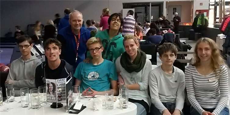 Die autistischen Jugendlichen mit ihren Betreuern. Foto: Die Johanniter/ Carolin Weber