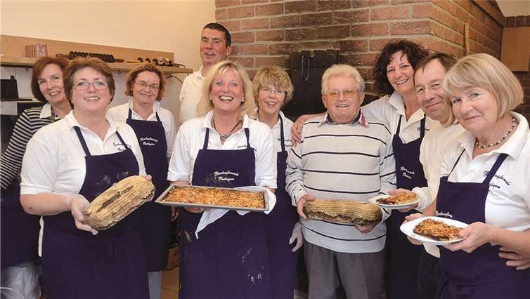 Die backenden Frauen präsentierten stolz ihre ofenfrischen Köstlichkeiten. AB