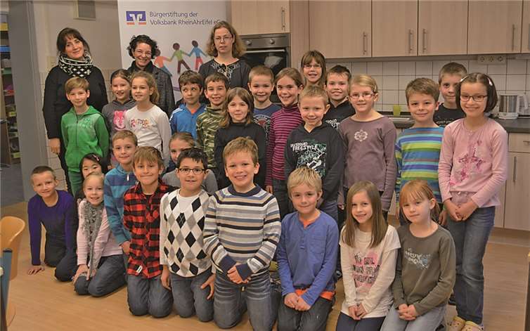 Die bad Bodendorfer Grundschüler haben dank der Volksbank-Spende gut lachen.AB