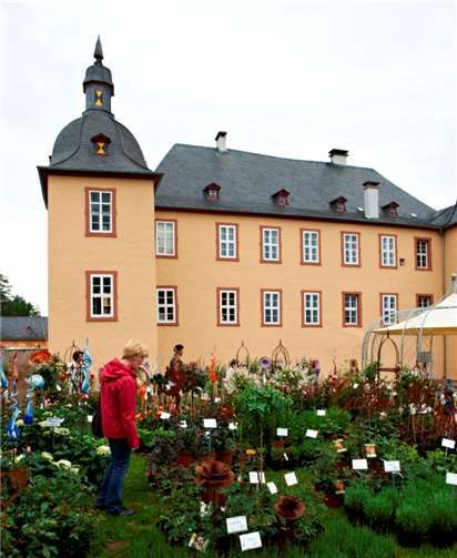 Die barocke Architektur des Wasserschlosses Eicks bildet die zauberhafte Kulisse für eines der schönsten Gartenevents im Rheinland.
