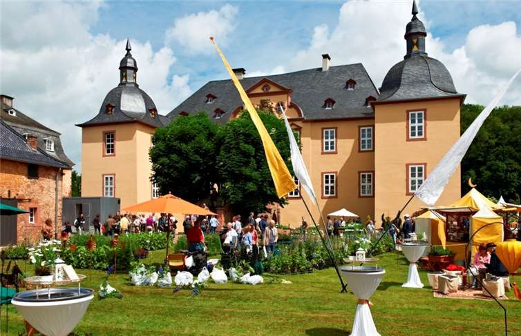 Die barocke Architektur des Wasserschlosses Eicks bildet die zauberhafte Kulisse für eines der schönsten Gartenevents im Rheinland.