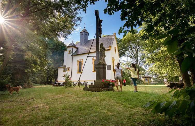 Die barocke Marienkapelle ist auf dem Weg hinauf zum Karmelenberg in Bassenheim einen Stopp wert. Foto: Vulkanpark