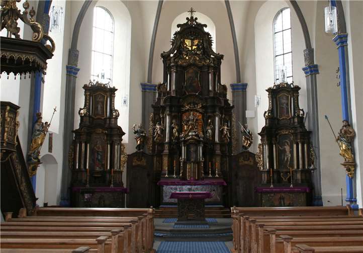 Die barocken Hochaltäre der Pfarrkirche.HG