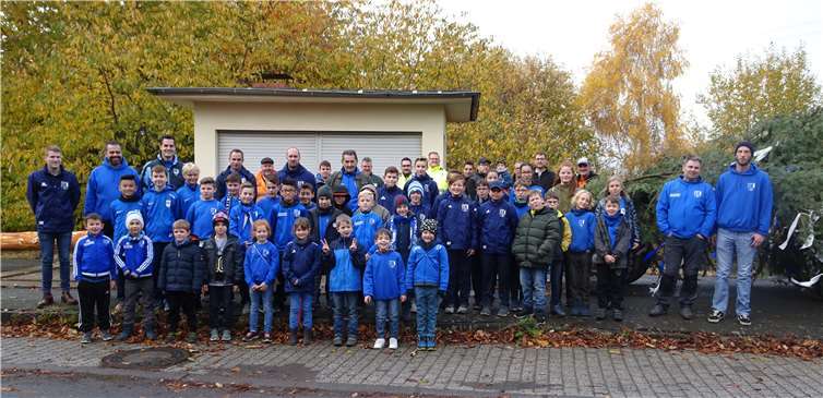 Die baumstarken Fußballer auf dem ehemaligen Bahnhofsgelände vor dem Weg des Kirmesbaums zu seinem Standort am Schulhof.  privat