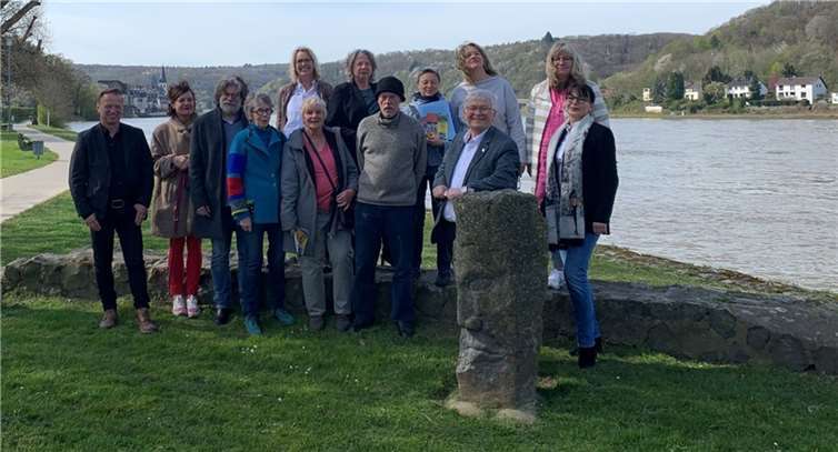 Die beeindruckende Rheinpromenade im Rücken und das Wohl der Kulturstadt im Blick: Ein Teil der teilnehmenden Künstlerinnen und Künstler der „Offenen Ateliers 2022“ mit Stadtbürgermeister Gerhard Hausen und Kulturstadt-Büro-Leiter Thomas Herschbach.  Foto: Kulturstadt Unkel