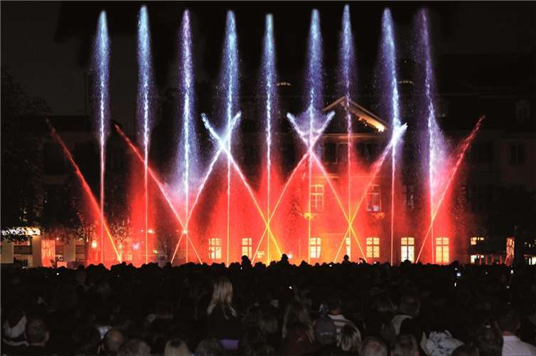 Die beeindruckende Show aus Wasser, Licht und Musik war fast 10 Jahre lang Anziehungspunkt für 100.000 Besucher auf dem Bonner Münsterplatz. privat