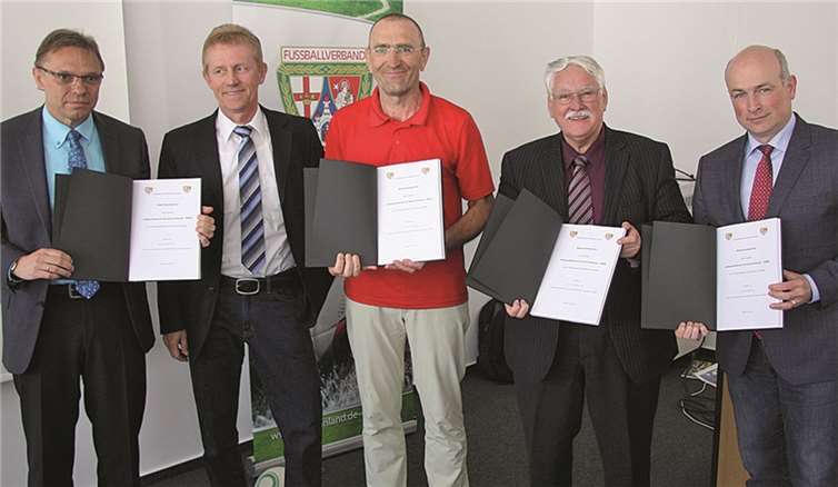 Die beeindruckenden Ergebnisse der Studie in gebundener Form: Prof. Dr. Reiner Theis (2.v.l.) übergab (von links) Staatssekretär Hans Beckmann, Matthias Jaklen (Schulleiter Grundschule Mendig), FVR-Präsident Walter Desch und Stefan Kölsch (Schulsportreferent ADD Koblenz) je ein Exemplar des Abschlussberichts zur Studie. privat