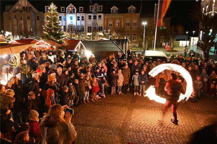 Die beeindruckenden Feuershows zogen die Blicke der Marktbesucher auf sich.