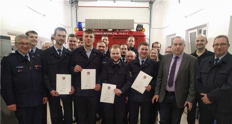 Die beförderten Kameraden im Kreise der Mitglieder der Freiwilligen Feuerwehr Oberzissen.
