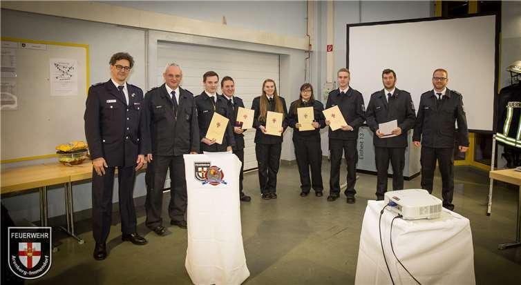 Die beförderten und geehrten Einsatzkräfte der Einheit Arenberg/Immendorf, gemeinsam mit Einheitsführer Timo Töpfer, Bernd Naunheim (Standfeuerwehrverband) sowie Oliver Peikert (Amt für Brand- und Katastrophenschutz). Kai Töpfer