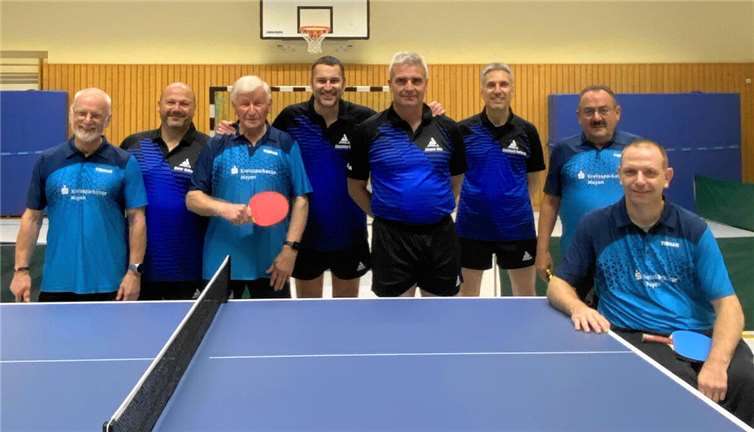 Die befreundeten Teams (v.l.): Michael Schreiber, Dieter Kohnz, Hans Roth, Christian Lai, Jürgen Otto, Reinhard Retterath, Albert Munk, Christian Reuter.  Foto: M. Schreiber