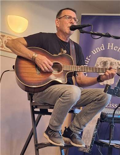 Die begeisterten Besucher erlebten mit Georg Kaiser aus Keldenich in der Eifel einen Abend voller musikalischer Höhepunkte. Foto: privat