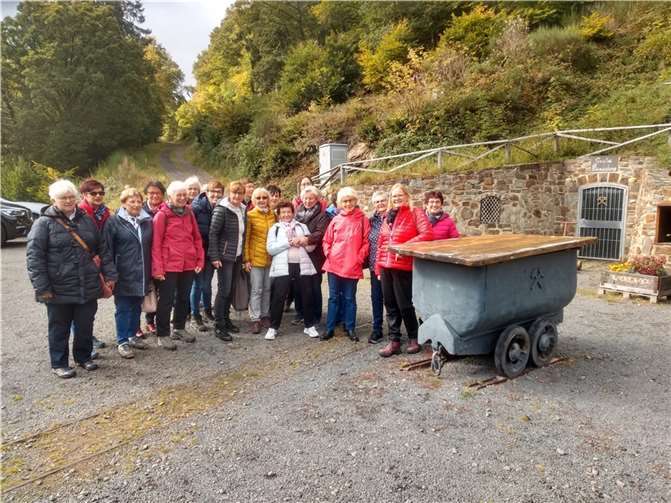 Die begeisterten „Lieben Frauen“ vor dem Bergwerk.Foto: privat