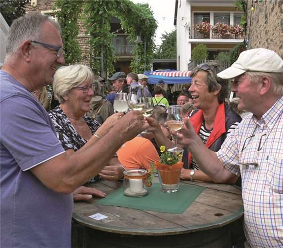 Die begeisterten Weinfreunde ließen sich den Poltersdorfer „Mosel“ so richtig schmecken.