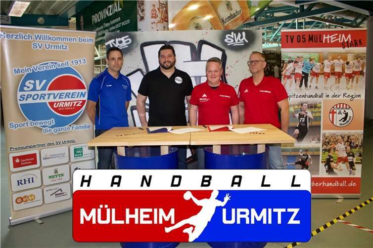 Die beiden 1. Vorsitzenden des TV 05 Mülheim Dr. Jochen Britz (2.v.re.) und des SV Urmitz Mirko Menzenbach (2.v.li.), im Beisein der beiden Verhandlungsführer Marcus Bauer für den TVM (re.) und Jörg Schüller für den SVU, haben den Vertrag zur Bildung einer Spielgemeinschaft unterschrieben.  Foto: privat