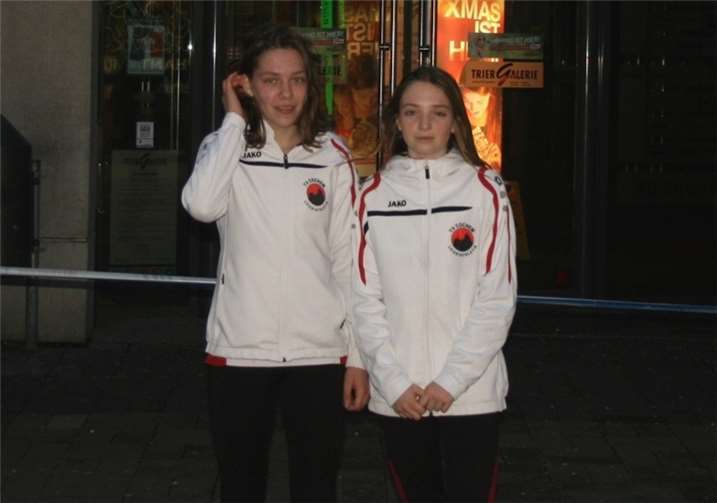 Die beiden 5000-Meter-Läuferinnen Sarah Gräf und Josi Balles kamen in ihren Klassen jeweils als Zweite ins Ziel.  privat