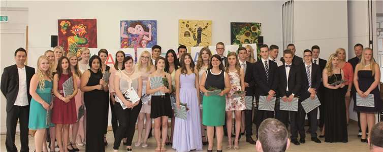 Die beiden Abschlussklassen mit den Klassenlehrern Frau Beuscher und Herr Klemmer sowie FOS-Koordinator Carsten Delkurt nach der Zeugnisüberreichung.privat