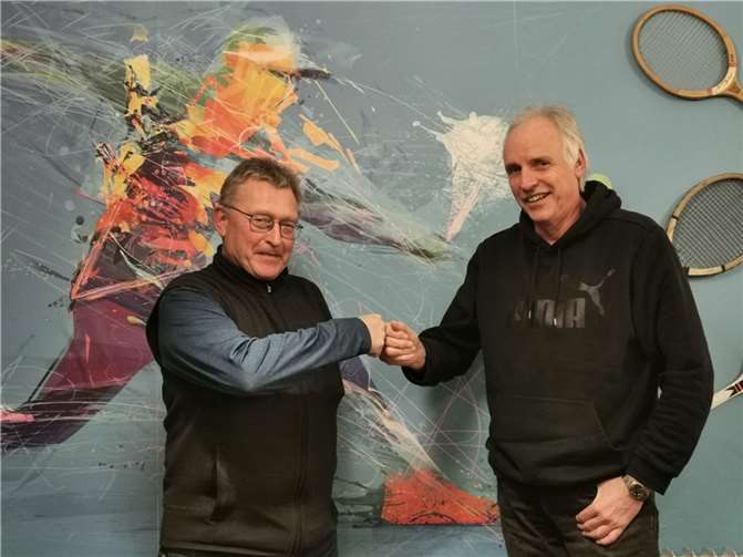 Die beiden Abteilungsleiter Tennis besiegeln die Kooperation: Jürgen Zörner (SV BG Dernau, re) und Ulli Pohl (TC Grafschaft).  Foto: Jürgen Kaster