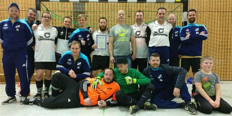 Die beiden "Alte Herren"-Mannschaften beim VG-Turnier.Privat