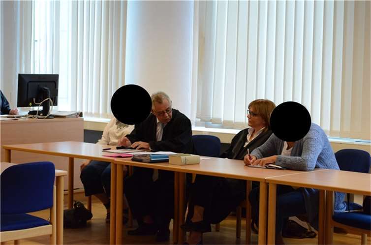 Die beiden Angeklagten neben ihren Verteidigern. Foto: CF