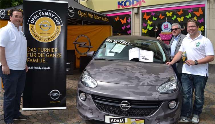 Die beiden Ansprechpartner des Veranstalters SV Rheinland Mayen für das Vorrunden-Turnier des OPEL Family Cup am 31. Mai in Mayen, Andreas Lanser und Marc Widerstein, informierten im Ausstellungsbereich des Autohauses Sürth auf dem Marktplatz während der Autoschau in Mayen am Wochenende über das tolle Familien-Event. Unterstützung gab es dazu jede Menge vom Team des Autohauses Sürth, hier stellvertretend am Sonntagmorgen Geschäftsführer Heinz Sürth. Foto: Ute Weiner