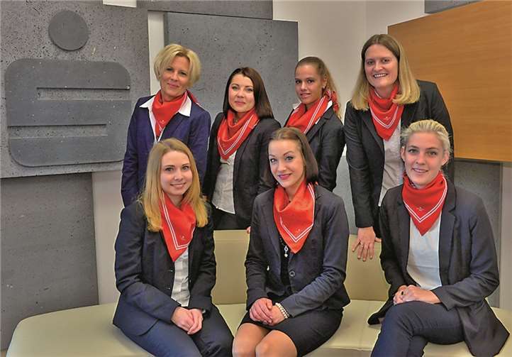 Die beiden Ausbilderinnen Sabine Birk-Weitzel (2. Reihe l.) und Dagmar Wagner (2. Reihe r.) gratulieren ihren erfolgreichen Schützlingen (vorne v.l.) Christine Breitbach, Laura Mallmann, Eva Schneider; (hinten v.l.) Anastasia Stremedlovskaa, Kerstin Bäsch. Nicht auf dem Bild: Andre Brandenburg.KSK Mayen