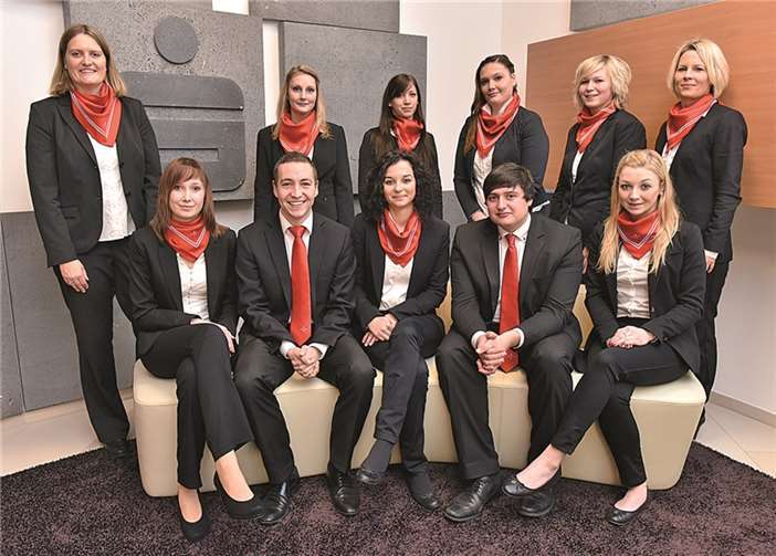 Die beiden Ausbilderinnen Sabine Birk-Weitzel (2. R.r.) und Dagmar Wagner ( 2. R.l.) gratulieren ihren erfolgreichen Schützlingen: (v.v.l.) Juliane Müller, Roman Bach, Marie Klein, Marius Gumpert, Maren Fiebelkorn, (h.v.l.) Madeleine Port, Sonja Lanz, Monique Namyslo, Sarah Krupp. Es fehlt Ruowei Song.privat