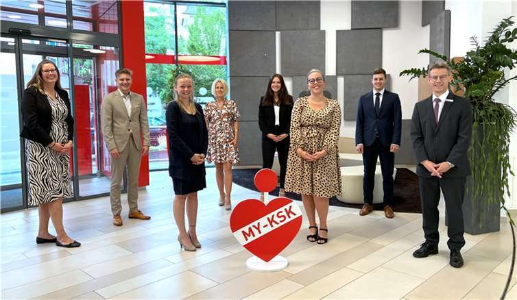 Die beiden Ausbildungsleiterinnen Stephanie Casper-Stieler (links) und Sabine Weitzel (4.v. links) und Personalleiter Karl-Heinz Nigbur (rechts) freuen sich gemeinsam mit den fünf „neuen“ Kolleginnen und Kollegen über ihre bestandene Abschlussprüfung zum Bankkaufmann/-Frau sowie zur Kauffrau für Versicherungen und Finanzen.(v.l.n.r.) Niclas Bürger, Kim Stolzenberg, Anne-Cecile Kummer, Madita Sondermann und Jan Koch.  Foto: KSK Mayen/ Ralph Künzel