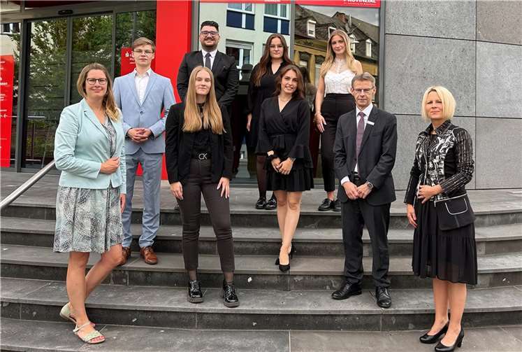 Die beiden Ausbildungsleiterinnen Stephanie Casper-Stieler (links) und Sabine Weitzel (r.), sowie Personalleiter Karl-Heinz Nigbur (2.v.r.) freuen sich gemeinsam mit den frisch gebackenen Bankkaufleuten über ihre bestandene Abschlussprüfung zum Bankkaufmann/-Frau. (v.l.) Fabian Möhlig, Celine Pischke, Avo Aroyan, Emely Mekle, Anna Murawka und Karolina Ruf. Auf dem Bild fehlen Sebastian Klöppel und Vanessa Schmidt. Foto: KSK Mayen/ Ralph Künzel