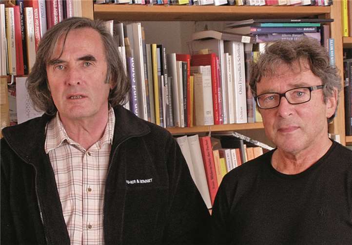 Die beiden Autoren Heiner Feldhoff (l.) und Carl Gneist stellen ihr neu erschienenes Buch „Westerwälder Köpfe“ in Marienstatt vor.privat