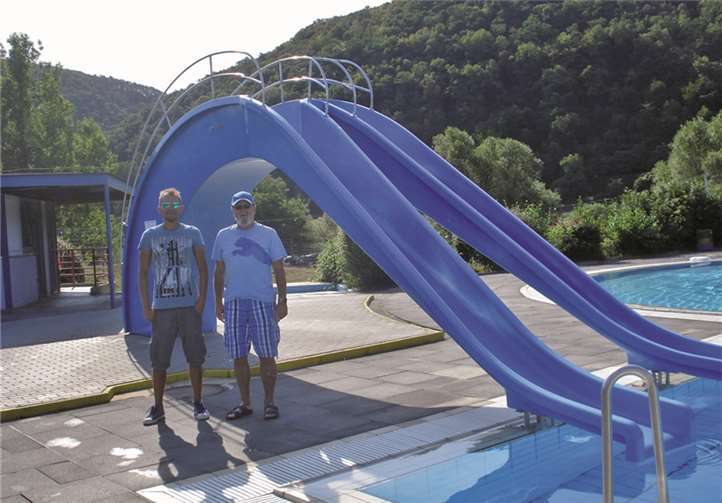 Die beiden Bademeister Axel Oridowski und Wolfgang Gollmitz an der Doppelrutsche. privat