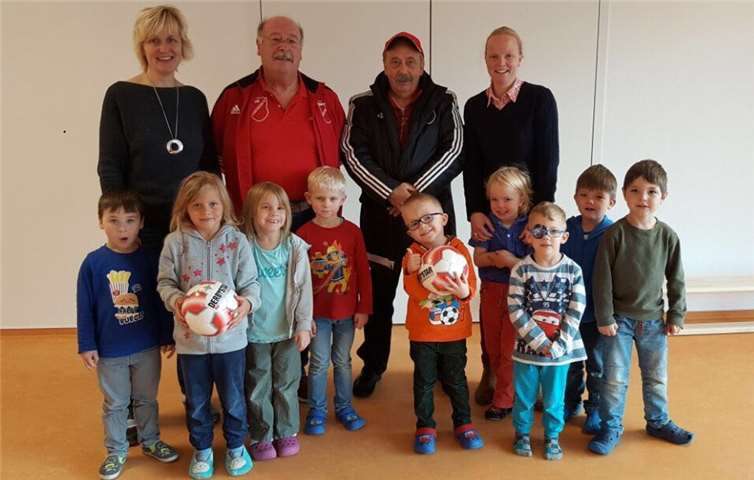 Die beiden Bambini-Trainer Karl-Rudolf Bung und Gerd Schumacher überreichten persönlich die Bälle.