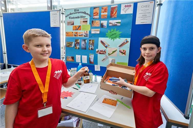 Die beiden Brüder Emil und Janosch Zierold vom Peter-Altmeier-Gymnasium in Montabaur gewannen mit ihrer Idee, einen wiederverwendbaren Tintenkiller zu schaffen, den ersten Platz in der Kategorie Chemie.