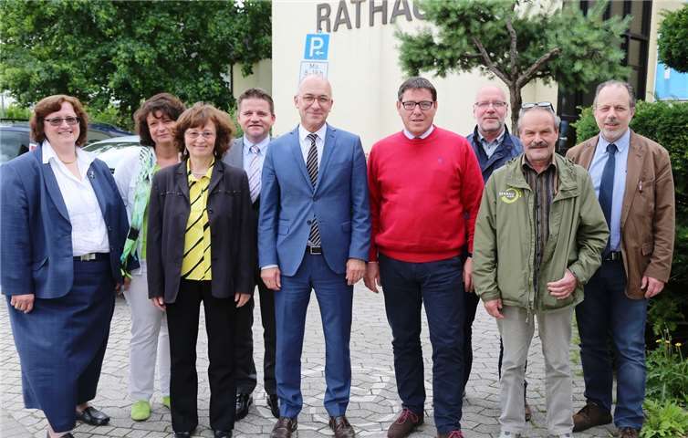 Die beiden Bürgermeister Bert Spilles und André Stahl (Mitte) mit ihren Delegationen vor dem Meckenheimer Rathaus. -StF-