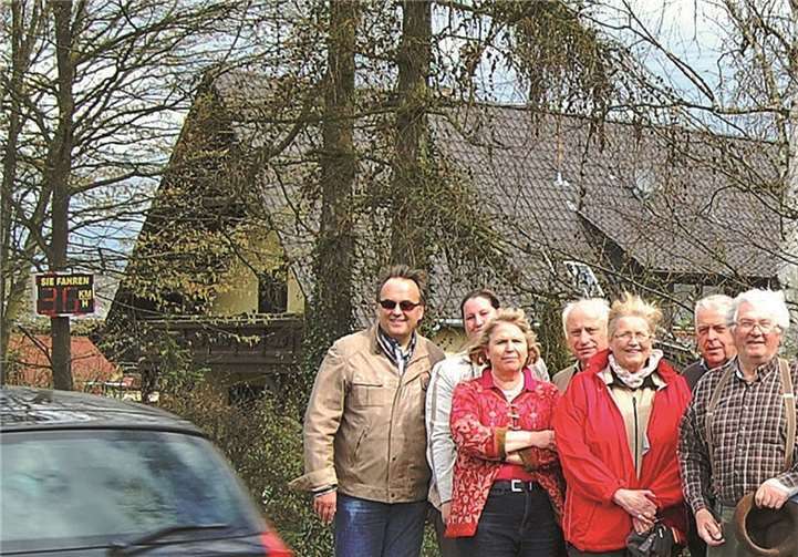 Die beiden Bürgermeister, CDU-Stadträte und Bewohner von „Wallers“ trafen sich zu einer gemeinsamen Inspektion der dortigen Verkehrsverhältnisse. FA