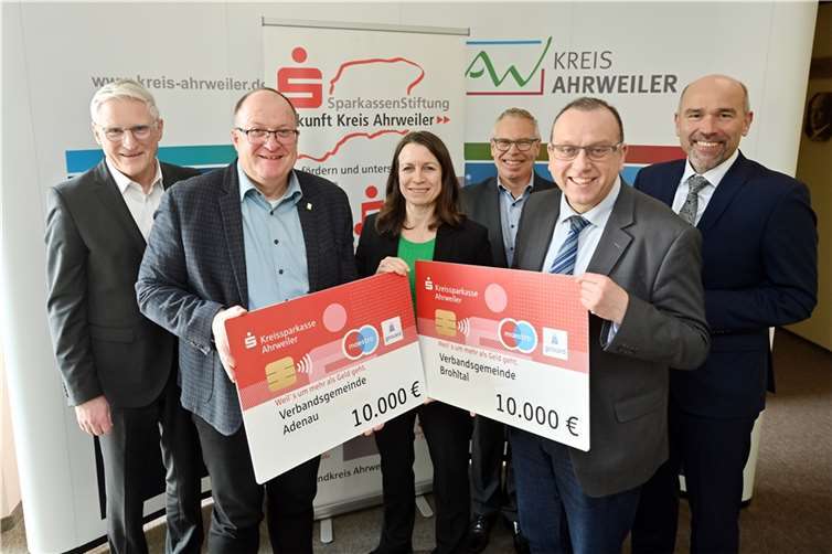 Die beiden Bürgermeister Guido Nisius (2.v.l.) und Johannes Bell (2.v.r.) nahmen die symbolischen Schecks aus den Händen von Cornelia Weigand (3.v.l.), Kuratoriumsvorsitzende der SparkassenStiftung „Zukunft Kreis Ahrweiler“, Dieter Zimmermann (l.), stv. Kuratoriumsvorsitzender, Guido Mombauer (r.) und Achim Gemein (3.v.r.), Vorstände der SparkassenStiftung „Zukunft Kreis Ahrweiler“ entgegen.  Foto: Hans-Jürgen Vollrath – Ahr-Foto