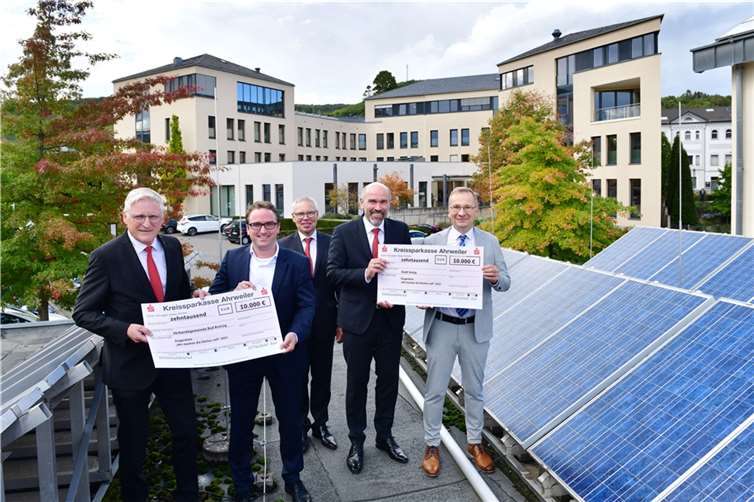 Die beiden Bürgermeister Marcel Caspers (2.v.l.) und Andreas Geron (r.) nahmen die symbolischen Schecks aus den Händen von Dieter Zimmermann (l.), stv. Kuratoriumsvorsitzender der SparkassenStiftung „Zukunft Kreis Ahrweiler“, Guido Mombauer (2.v.l.) und Achim Gemein (3.v.l.), Vorstände der SparkassenStiftung „Zukunft Kreis Ahrweiler“ entgegen. Foto: Kreissparkasse Ahrweiler