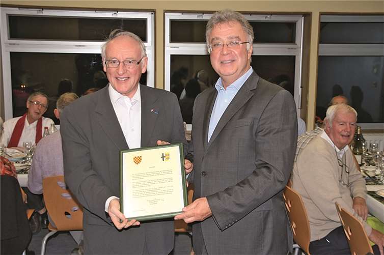 Die beiden Bürgermeister Roger Lefebvre und Eckhard Maack.