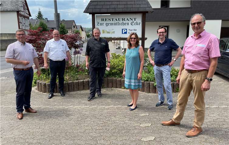 Die beiden CDU-Abgeordneten Mechthild Heil und Horst Gies freuen sich, dass in Zeiten der Corona-Lockerungen auch die heimische Gastronomie wieder an den Start gehen kann. Ihren Besuch in Adenau nutzen beide, um gemeinsam mit Verbandsbürgermeister Guido Nisius, Stadtbürgermeister Arnold Hoffmann, dem CDU-Vorsitzenden Michael Korden und weiteren Christdemokraten einen Besuch in der Gaststätte „Zur gemütlichen Ecke“ abzustatten.Foto: privat