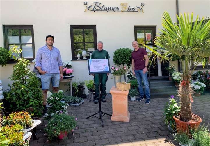 Die beiden CDU-Vorsitzenden Stefan Haardt und Daniel Blumenthal: „ Wir freuen uns über die positive Resonanz vieler Leubsdorfer zu dieser Aktion und bedanken uns bei den Leubsdorfer Geschäften für die spontane Teilnahme.“ (auf dem Foto vertreten durch Florian Schwarz). Foto: CDU Leubsdorf