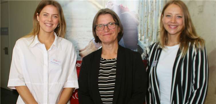 Die beiden Caritas-Mitarbeiterinnen Anna Hallerbach und Jennifer Kohl von der Anlauf- und Koordinierungsstelle Mobbing konnten mit Dr. Sybille Rahner eine hochkarätige Referentin für die Fachtagung gewinnen.Foto: Caritasverband Koblenz