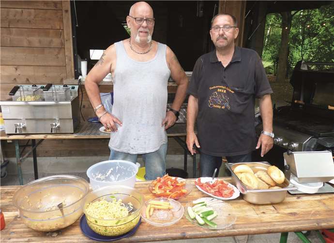 Die beiden „Chefköche“ Norbert „Nobby“ Klein (rechts) und Uwe Pirsch versorgten die gesamte Gruppe mit leckeren Speisen.Fotos: 